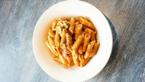 Massa italiana servida com molho